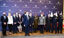 Pamiątkowa fotografia elegancko ubranych osób odznaczonych