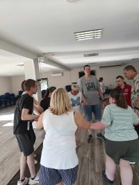Dzieci i dorośli ze Stowarzyszenia na wycieczce